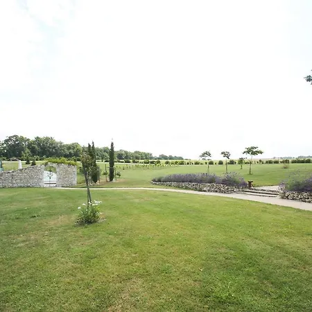 Ferienhaus Domaine De Nazere Avezan